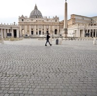 Sejak Maret 2020, seperti ini penampakan St. Peters Square. Akibat pandemi virus Corona, Vatican City menutup area wisata ini bagi para turis asing hingga 3 April 2020. Foto: Andrew Medichini/AP