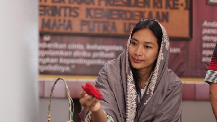 Monolog Happy Salma di Teater Musikal Inggit Garnarsih