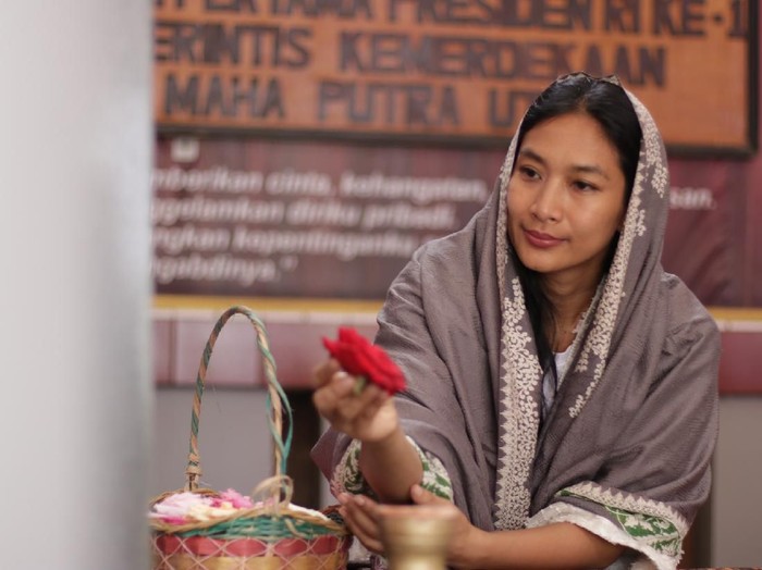 Monolog Happy Salma di Teater Musikal Inggit Garnarsih