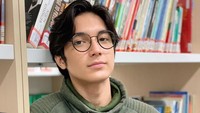 Junior pertama kali dikenal lewat sinetron Best Friends Forever tahun 2017. Nama aktor berusia 20 tahun ini sekarang makin melambung. Bersama Angga Yunanda, ia membintangi film Mariposa. Foto: Instagram juniorrobertss
