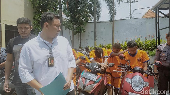 Polisi menangkap komplotan curanmor di Surabaya. Dari enam tersangka yang diamankan, satu di antaranya masih di bawah umur.