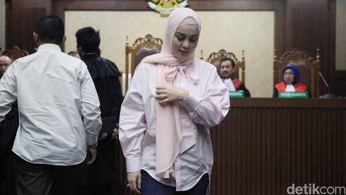 Artis Jennifer Dunn menjadi saksi dalam kasus korupsi Tubagus Chaeri Wardana alias Wawan. Jennifer duduk sebagai saksi bersama empat orang lainnya.