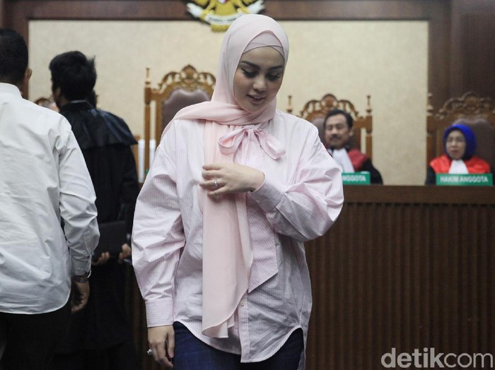 Jennifer Dunn Blak-blakan Terima Mobil hingga Kartu Kredit Artis Jennifer Dunn menjadi saksi dalam kasus korupsi Tubagus Chaeri Wardana alias Wawan. Jennifer duduk sebagai saksi bersama empat orang lainnya.