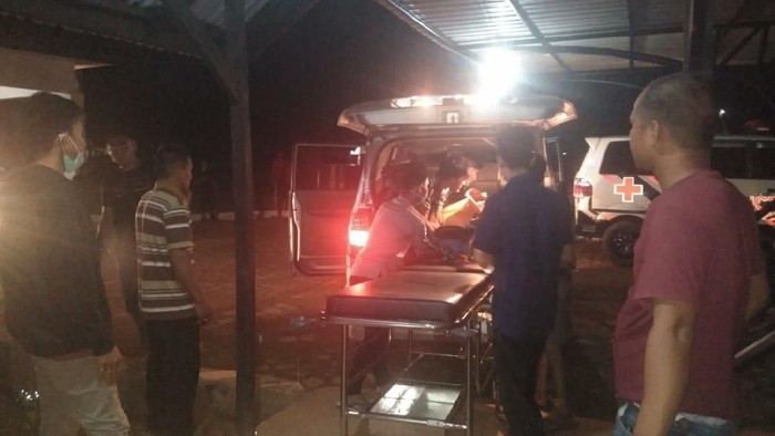 Pekerja tambang yang tewas tertimbun longsor dievakuasi (dok. Istimewa)