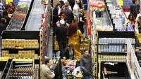 Penerapan lockdown yang tak dipersiapkan secara matang juga dapat mengakibatkan kepanikan bagi masyarakat, khususnya terkait respons panic buying atas kebutuhan bahan pangan pokok yang bila tak dipersiapkan secara matang dapat menyebabkan permintaan melonjak dan stok terancam menipis. AP Photo/Hussein Malla.