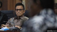 Soetikno Soedarjo mendengarkan keterangan para saksi.