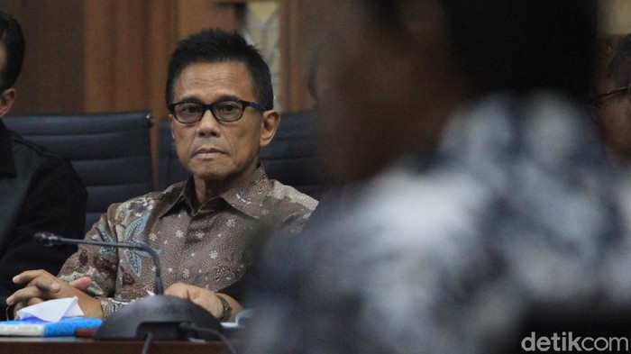 Emirsyah Satar dan Soetikno Soedarjo mengikuti sidang lanjutan kasus suap pengadaan pesawat dan mesin pesawat. Sidang mendengarkan keterangan para saksi.