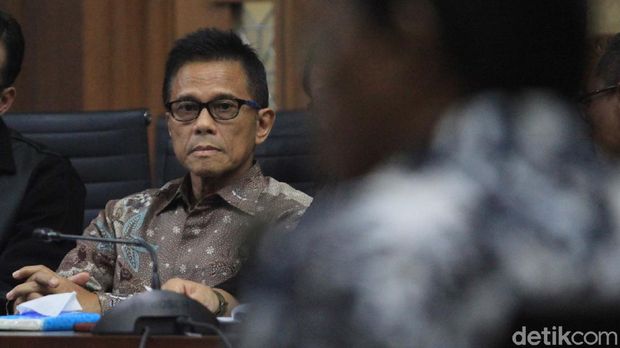 Emirsyah Satar dan Soetikno Soedarjo mengikuti sidang lanjutan kasus suap pengadaan pesawat dan mesin pesawat. Sidang mendengarkan keterangan para saksi.