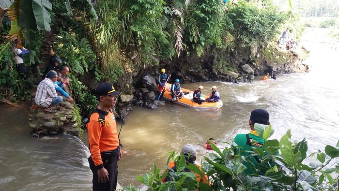 Pencarian pria hilang di Sungai Serayu, Banjarnegara, Kamis (12/3/2020).