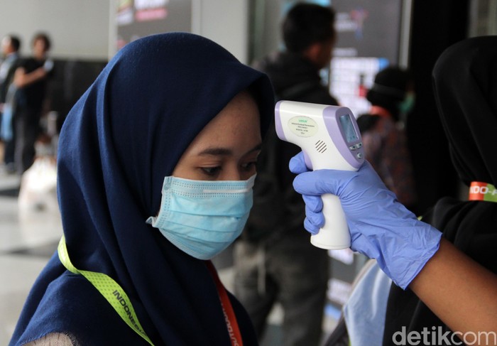 Pemeriksaan Suhu Tubuh di Indofest 2020 Langkah preventif pencegahan virus corona juga dilakukan bagi para pengunjung Indofest 2020. Para pengunjung diperiksa suhu tubuhnya terlebih dahulu.