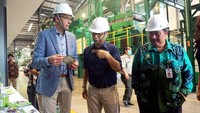Wakil Menteri Pertanian, Alam dan Kualitas Pangan Belanda, Jan-Kees Goet (kiri), Dirjen Hortikultura Kementan, Prihasto Setyanto (kanan), Managing Director PT East West Seed Indonesia (Ewindo), Glenn Pardede (tengah) berbincang saat berkunjung ke pabrik dan kantor pusat  Ewindo di Purwakarta, Kamis (12/3). 