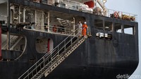 Semua awak kapal berbendera asing dilarang turun ke pelabuhan ketika kapal bersandar. Pergantian kru hanya dapat dilakukan setelah melewati masa observasi yang diawasi petugas KKP. 