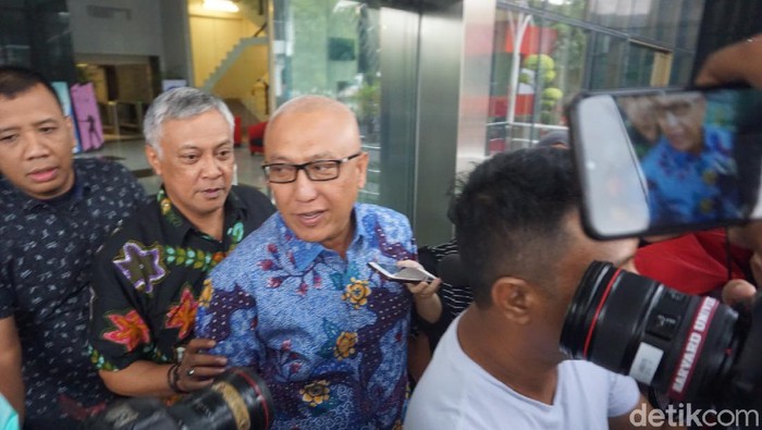 Tagop Sudarsono tampak memakai pakaian batik warna biru (Ibnu Hariyanto/detikcom)