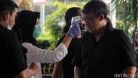 Selain melakukan pemeriksaan suhu tubuh, sosialisasi terkait gejala, penanggulangan, serta pencegahan corona juga dilakukan kepada para pengunjung di acara tersebut. Selain itu, penyelenggara acara juga menyediakan hand sanitizer untuk digunakan para pengunjung.