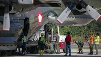 Personel TNI Angkatan Udara dengan menggunakan alat berat menurunkan bahan material yang akan digunakan untuk pembangunan rumah sakit khusus Corona (COVID-19) dari pesawat Hercules C-130 di Bandara Hang Nadim Batam, Kepulauan Riau, Kamis (12/3/2020).