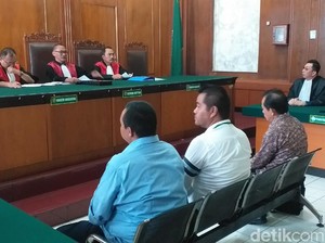 Enam Terdakwa Kasus Jalan Gubeng Ambles Divonis Bebas