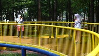 Sejumlah warga semakin betah menghabiskan waktu di lokasi ini.