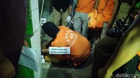 Di rumah itu, korban dicekik oleh ayahnya sampai kehabisan napas. Setelah itu pelaku membaringkan korban dan meninggalkannya di rumah kosong, selanjutnya tersangka kembali bekerja. Pada malam hari, tersangka menjemput mayat anaknya dan dipangku di depan rumah.