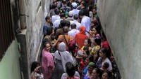 Suasana sekitar rumah tampak ramai oleh warga saat Mensos menemui keluarga korban. Istimewa/Kemensos.