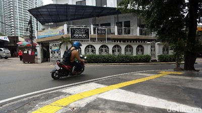 Mengenal Garis Kuning Penunjuk Jalan untuk Tuna Netra di Trotoar