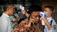Pemeriksaan suhu tubuh itu dilakukan sebagai salah satu kebijakan PN Jakarta Pusat untuk mencegah penyebaran virus corona.