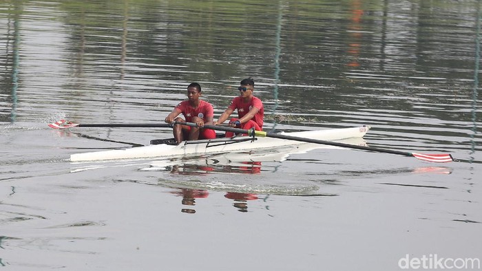 Sejumlah atlet dayung DKI Jakarta berlatih di kawasan Kanal Banjir Timur. Latihan itu digelar sebagai persiapan jelang PON 2020 di Papua.
