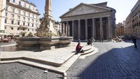 Pantheon yang berada di Kota Roma, juga jadi salah satu objek wisata populer di Italia. Hal itu terlihat saat sejumlah wisatawan berkunjung ke objek wisata itu pada Juni 2019 lalu. Namun, kasus virus corona yang kini merebak di Italia membuat Pantheon tak banyak dikunjungi oleh wisatawan. AP Photo/Gregorio Borgia, Andrew Medichini.
