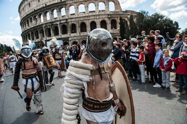 Colosseum di Roma merupakan bangunan bersejarah yang menjadi salah satu ikon Italia. Tidak heran jika tempat ini banyak didatangi turis. Foto: Giorgio Cosulich/Getty Images