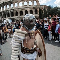 Colosseum di Roma merupakan bangunan bersejarah yang menjadi salah satu ikon Italia. Tidak heran jika tempat ini banyak didatangi turis. Foto: Giorgio Cosulich/Getty Images