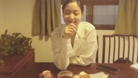 Punya image yang lugu, Kim Go Eun yang memakai kemeja putih ini terlihat lugu sambil menikmati makanan. Foto: Instagram @ggonekim