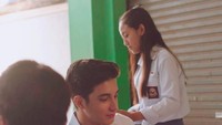 Kira-kira Junior lagi syuting atau lagi sekolah beneran ya? Pakai baju SMA, ia menyantap semangkuk bakso. Foto: Instagram juniorrobertss