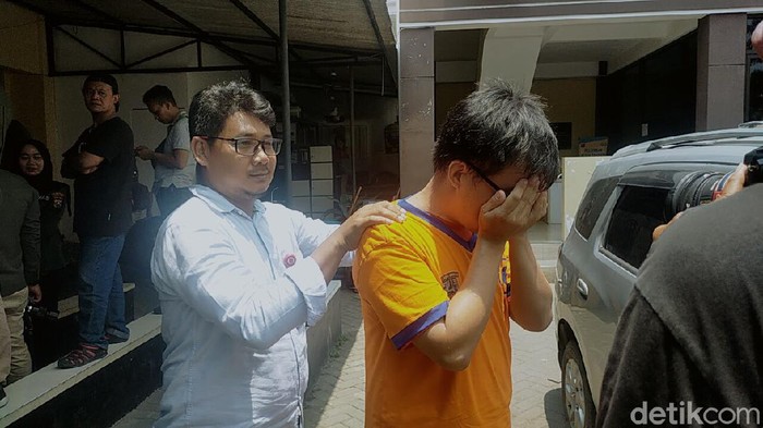 Guru SD swasta di Surabaya diamankan karena mencabuli delapan muridnya. Polisi akan memeriksa kejiwaan pelaku berinisial NHB (40) itu.