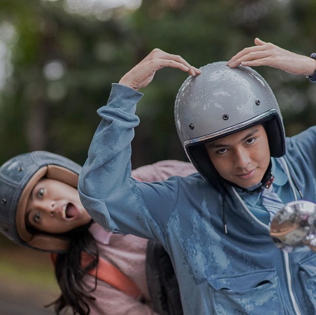 Film remaja tersebut berkisah tentang kisah cinta anak SMA. Seorang gadis cantik dan ceria bernama Acha yang diperankan oleh Zara naksir berat dengan cowok bernama Iqbal. Iqbal yang diperankan oleh Angga adalah sosok pria tampan, pintar, namun berhati dingin.  Foto: Instagram