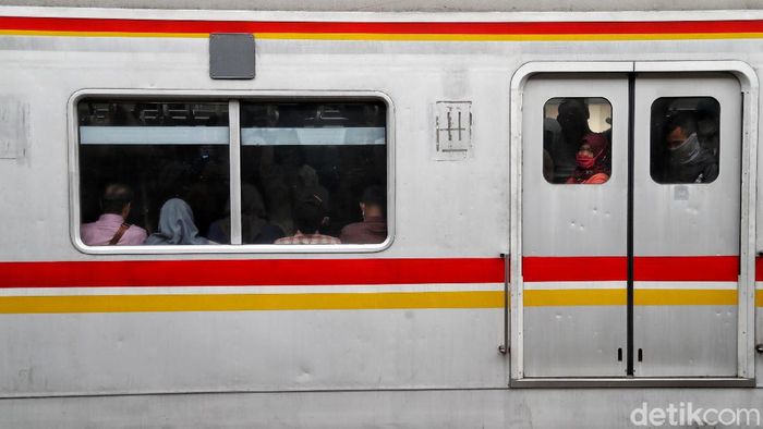 Penumpang KRL di Stasiun Manggarai Rute KRL Jakarta-Bogor jadi perhatian usai Gubernur Jakarta Anies Baswedan akui jalur itu riskan corona. Meski begitu KRL rute itu masih ramai digunakan warga.