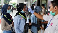 Guna mencegah penyebaran virus corona di ruang publik, pemeriksaan suhu tubuh pun dilakukan kepada para pengunjung acara tersebut.