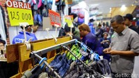 Beragam promo dan diskon menarik itu membuat sejumlah warga ramai-ramai mendatangi pameran Indofest 2020 untuk memburu beragam barang outdoor menarik yang dipamerkan di sana.