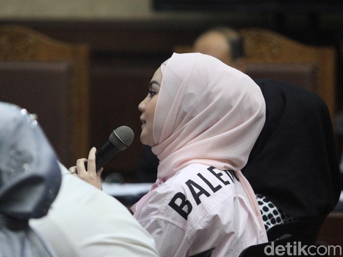 Jennifer Dunn Blak-blakan Terima Mobil hingga Kartu Kredit Artis Jennifer Dunn menjadi saksi dalam kasus korupsi Tubagus Chaeri Wardana alias Wawan. Jennifer duduk sebagai saksi bersama empat orang lainnya.