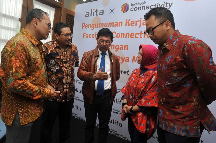 Menkominfo Johnny G. Plate menyaksikan simbolis kerjasama pembangunan jaringan fiber optic sepanjang 3.000 km di Jakarta, Kamis (12/3/2020)
