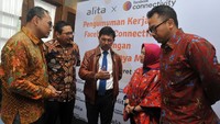 Alita perusahaan penyedia jaringan infrastruktur berskala nasional, bekerjasama dengan Facebook Connectivity untuk pembangunan jaringan fiber optik sepanjang 3.000 km (tahap I), guna memperluas akses internet dengan kecepatan tinggi untuk wilayah Bali, Jawa, Sumatera dan Sulawesi. Foto: dok. Facebook