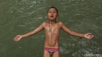 Anak-anak ini saling unjuk kebolehan.