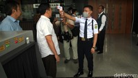 Para pengunjung yang memiliki suhu tubuh normal dan tidak dalam kondisi demam diperbolehkan untuk masuk ke dalam gedung PN Jakarta Pusat.