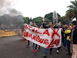 Tolak RUU Omnibus Law, Mahasiswa Aksi Bakar Ban di Depan Istana