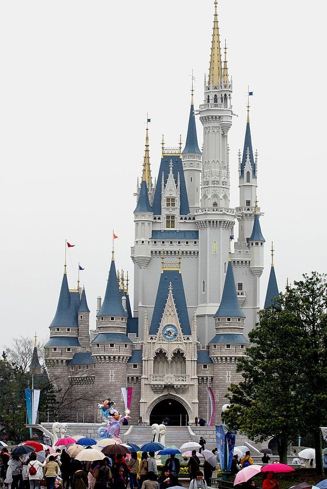Happiets Place on Earth di Tokyo Disneyland selalu jadi pilihan jalan-jalan ketika wisatawan berkunjung ke Jepang. Foto: Junko Kimura/Getty Images