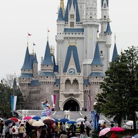 Happiets Place on Earth di Tokyo Disneyland selalu jadi pilihan jalan-jalan ketika wisatawan berkunjung ke Jepang. Foto: Junko Kimura/Getty Images