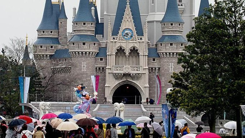 tempat wisata sepi URAYASA, JAPAN - APRIL 15: People walk in front of the Cinderella Castle at the 20th Anniversary of Tokyo Disneyland April 15, 2003 in Urayasu, Japan. (Photo by Junko Kimura/Getty Images)