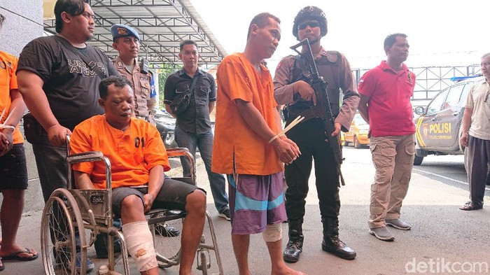 Dua jambret ditangkap polisi Tulungagung dengan dihadiahi timah panas pada kaki. Salah satunya dilumpuhkan di rumah istri muda.