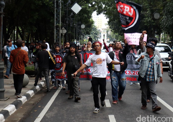 Ratusan Musisi Jalanan Geruduk Kantor Wali Kota Bandung Ratusan musisi jalanan yang tergabung dalam KPJ gelar aksi unjuk rasa di depan kantor Wali Kota Bandung. Mereka menuntut agar razia musisi jalanan dihentikan.