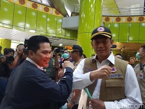 Salam Siku: Dipraktikkan Lingkaran Istana, Tak Dianjurkan WHO