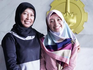 Ibu dan Anak Kompak Raih Doktor Bersamaan di ITS