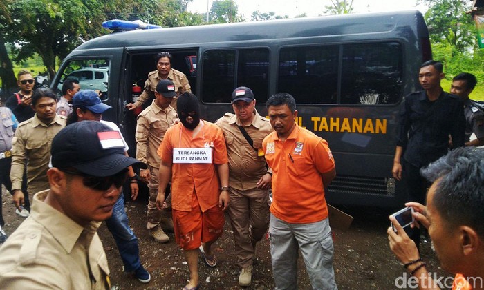 Polres Tasikmalaya Kota menggelar rekontruksi kasus pembunuhan Delis Sulistina (13) siswi SMPN 6 Tasikmalaya yang dibunuh oleh ayah kandung, BR (45), Kamis (12/3/2020) siang.